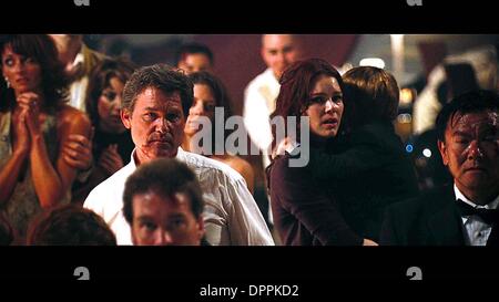 11 avril 2006 - Kurt Russell comme Robert Ramsey, Jacinda Barrett que Maggie James et Jimmy Bennett comme Conor James dans PicturesÃ• Warner Bros. et virtuelle StudiosÃ• action aventure Ã'Poseidon.Ã" Le film a également étoiles Josh Lucas et Richard Dreyfuss.. .TV-film encore. Fourni par K47740ES.(Image Crédit : © Globe Photos/ZUMAPRESS.com) Banque D'Images