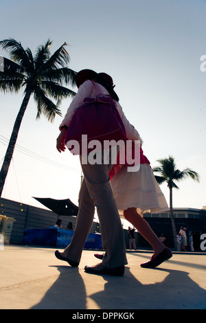 Couple en train de marcher sous les palmiers Banque D'Images