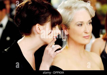 25 mai 2006 - Andy (Anne Hathaway) murmure quelques informations importantes à son patron, l'éditeur de magazine de mode Miranda Priestly (Meryl Streep)..K49246ES.TV-film .FOURNI PAR LE DIABLE S'habille en Prada(Image Crédit : © Globe Photos/ZUMAPRESS.com) Banque D'Images