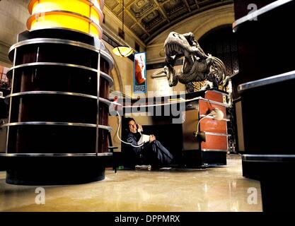 Le 7 novembre 2006 - K51173ES.'' LA NUIT AU MUSÉE ''.TV-film.Livré en masquant d'un T-Rex déchaînés, musée gardien Larry Daley (Ben Stiller) téléphones pour aider(Image : © Crédit Photos Globe/ZUMAPRESS.com) Banque D'Images