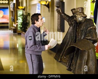 30 novembre 2006 - K51173ES.'' LA NUIT AU MUSÉE ''.TV-film.FOURNI PAR Museum security guard Larry Daley n'arrive pas à y croire quand une statue de Christophe Colomb (Pierfrancesco Favino) vient à la vie de nuit(Image Crédit : © Globe Photos/ZUMAPRESS.com) Banque D'Images