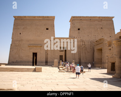 Les touristes entrer dans le temple de Philae consacré à la déesse Isis sur l'île Agilkia sur le Nil, Assouan, Egypte Banque D'Images