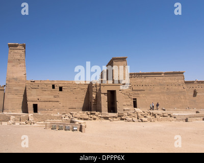 Vue de côté du temple de Philae consacré à la déesse Isis sur l'île Agilkia sur le Nil, Assouan, Egypte Banque D'Images