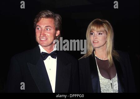 14 février 2006 - WAYNE GRETZKY AVEC JANET JONES 10-1992.CRÉDIT PAR HUTCHINS-MICHELSON-(Image Crédit : © Globe Photos/ZUMAPRESS.com) Banque D'Images