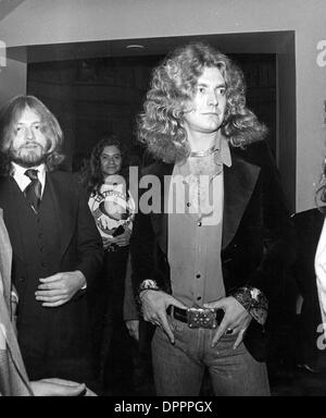 22 févr. 2006 - Led Zeppelin.ROBERT PLANT (À GAUCHE) ET JOHN PAUL JONES 1976. PHOTOS- SCHATZBERG(Credit Image : © Globe Photos/ZUMAPRESS.com) Banque D'Images