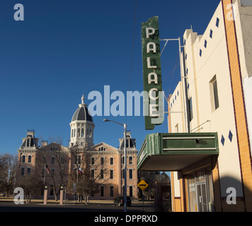 Presidio County Courthouse et le bâtiment Palace dans le centre-ville de Marfa, l'ouest du Texas. Banque D'Images