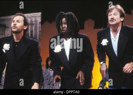 Le 1 novembre, 2006 - F8028.1989.ROBIN WILLIAMS ET BILLY CRYSTAL AVEC Whoopi Goldberg. COMIC RELIEF.(Image Crédit : © Globe Photos/ZUMAPRESS.com) Banque D'Images