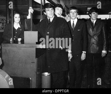 18 déc., 2006 - Dave Clark Five .à l'aéroport de London sur 10/29/1964. Ils partent pour une tournée de 7 semaines aux États-Unis & Canada...PT / DENISPAYTONRETRO(Image Crédit : © Globe Photos/ZUMAPRESS.com) Banque D'Images