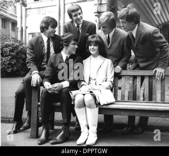 18 déc., 2006 - Dave Clark Five w/ 15 ans winnerKathy Sheron concours.elle était lauréate du Concours Revlon merveille naturelle. L'événement a eu lieu à l'Hôtel Savoy sur 8/9/1965...PT / DENISPAYTONRETRO(Image : © Crédit Photos Globe/ZUMAPRESS.com) Banque D'Images