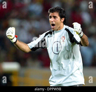 18 janvier 2006 - Lisbonne, PORTUGAL - 20040620 : LISBONNE, PORTUGAL : l'équipe nationale portugaise keeper Ricardo célèbre lors de l'Euro 2004 - Le Portugal contre l'Espagne match. . GIUSEPPE BELLINI-LisbonFILES- K46434(Image Crédit : © Globe Photos/ZUMAPRESS.com) Banque D'Images