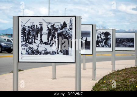 Photos sur l'affichage à l'Malvinas War Memorial, un grand monument commémoratif de guerre sur un parc riverain à Ushuaia, Argentine, consacré à ce que le conflit de 1982 entre l'Argentine et le Royaume-Uni, sur ce qui est connu en Grande-Bretagne comme les îles Falkland et sont connus en Argentine comme les îles Malvinas. Banque D'Images