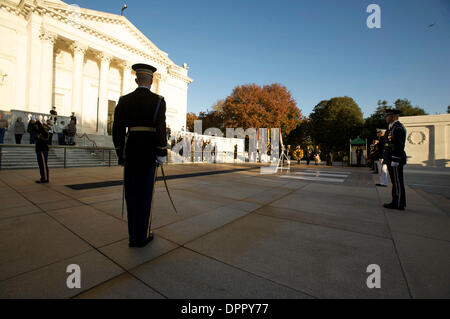 23 Oct 2006 - Arlington, Virginie, États-Unis : un capitaine de l'Armée se trouve près de la tombe de l'inconnu en préparation pour une couronne de cérémonie. En ce jour particulier, un dignitaire de l'Espagne va montrer ses égards en déposant une couronne sur la tombe. N'importe qui peut coordonner de déposer une couronne et les familles, écoles, organismes divers, et les anciens combattants peuvent parrainer une cérémonie de dépôt de gerbes. (Crédit de droit Banque D'Images