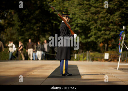 23 Oct 2006 - Arlington, Virginie, États-Unis - le 11 novembre 1921, un soldat inconnu de la Première Guerre mondiale a été inhumé au cimetière d'Arlington. Depuis le 6 avril 1948, les sentinelles de la Garde côtière canadienne tombe 3e Régiment d'infanterie (la vieille garde) ont été gardant la tombe 24 heures sur 24, 365 jours par an. En 1958, soldats inconnus de la seconde guerre mondiale et la guerre de Corée ont également été inhumés à Arlington en regard de t Banque D'Images