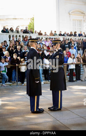 23 Oct 2006 - Arlington, Virginie, États-Unis - le 11 novembre 1921, un soldat inconnu de la Première Guerre mondiale a été inhumé au cimetière d'Arlington. Depuis le 6 avril 1948, les sentinelles de la Garde côtière canadienne tombe 3e Régiment d'infanterie (la vieille garde) ont été gardant la tombe 24 heures sur 24, 365 jours par an. En 1958, soldats inconnus de la seconde guerre mondiale et la guerre de Corée ont également été inhumés à Arlington en regard de t Banque D'Images