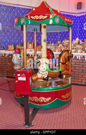 Carrousel à pièces avec scène de Noël au musée de la fontaine de soude et de la voiture classique de Magnolia, Texas. Banque D'Images