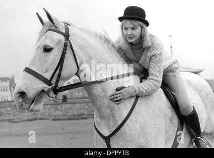 13 déc 2006 - MANDY RICE-DAVIES À CHEVAL SUR LA PLAGE AU WESTON-SUPERMARE 01-21-1965. PT-(PHOTOS Image : © Crédit Photos Globe/ZUMAPRESS.com) Banque D'Images