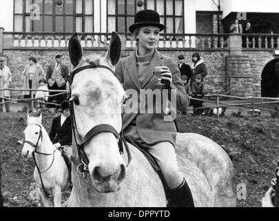 13 déc 2006 - MANDY RICE-DAVIES À L'WEBBINGTON COUNTRY CLUB AVANT LA RENCONTRE 01-26-1965. PT-(PHOTOS Image : © Crédit Photos Globe/ZUMAPRESS.com) Banque D'Images