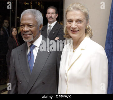 03 décembre 2005 - Los Angeles, USA - Le Secrétaire Général des Nations Unies Kofi Annan et Mme Nane Annan arrivent à la Gala de bonne volonté de l'UNICEF à Beverly Hills pour aider à célébrer 50 années de plaidoyer de célébrité pour l'organisation qui aide à fournir 120 millions d'enfants dans les pays en développement l'accès à une éducation de base de qualité. Les fonds recueillis lors de l'événement est allé à la ''Audrey Hepburn tous les C Banque D'Images