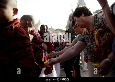 Mandalay, Myanmar. 15 Jan, 2014. Les touristes offrent la nourriture aux moines pendant la fête de la Pagode Ananda à Bagan à Mandalay, Myanmar région, 15 janvier 2014. Credit : U Aung/Xinhua/Alamy Live News Banque D'Images