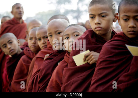 Mandalay, Myanmar. 15 Jan, 2014. Offres d'accepter les Novices queque au cours de la fête de la Pagode Ananda à Bagan à Mandalay, Myanmar région, 15 janvier 2014. Credit : U Aung/Xinhua/Alamy Live News Banque D'Images