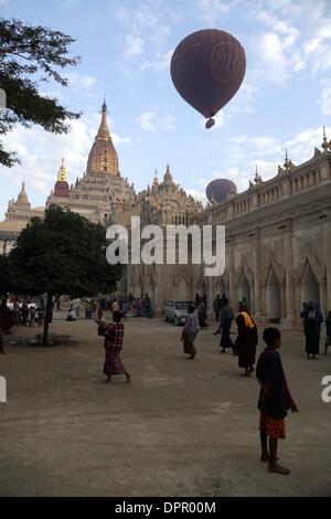 Mandalay. 15 Jan, 2014. Photo prise le 15 janvier 2014 montre la Pagode Ananda durant la fête de la Pagode Ananda à Bagan à Mandalay, Myanmar région. Credit : U Aung/Xinhua/Alamy Live News Banque D'Images