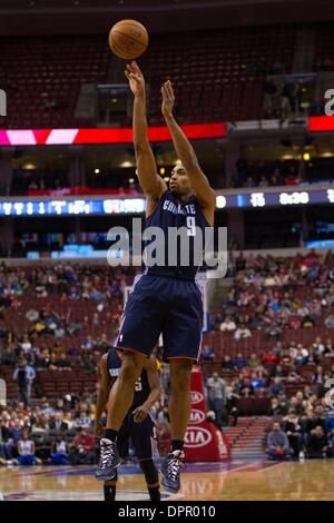 Philadelphie, Pennsylvanie, USA. 15 Jan, 2014. Charlotte Bobcats shooting guard Gerald Henderson (9) tire la balle pendant le jeu NBA entre les Charlotte Bobcats et les Philadelphia 76ers au Wells Fargo Center de Philadelphie, Pennsylvanie. Les 76ers 95-92 win. Christopher Szagola/Cal Sport Media/Alamy Live News Banque D'Images
