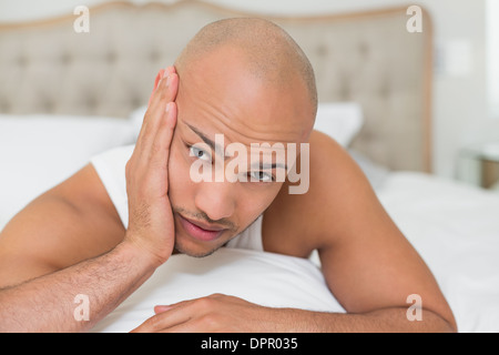Homme chauve qui souffrent de maux au lit Banque D'Images