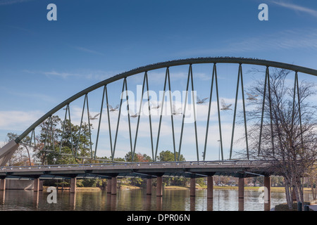 Lake Robbins Drive Bridge avec des colombes de Noël, en décembre, au-dessus de la voie navigable Woodlands, The Woodlands, Texas. Banque D'Images