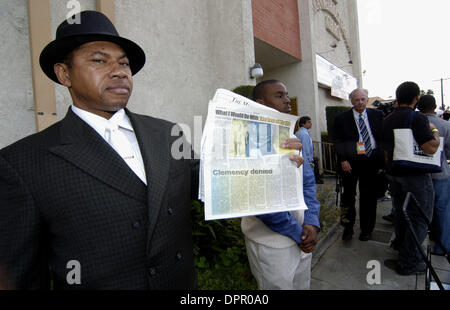 Le 20 décembre 2005 - Los Angeles, Californie, USA - La Nation de l'Islam, journal l'appel final, est offerte à la personnes assistant à la ''Stanley Tookie'' Williams memorial service au Béthel A.M.E. Église de Los Angeles, CA., le mardi 20 décembre, 2005. Une foule de débordement de 1 500 sur les bancs et des centaines d'autres dans le stationnement de l'eulogie entendu par le Ministre Louis Farrakhan, le révérend Banque D'Images