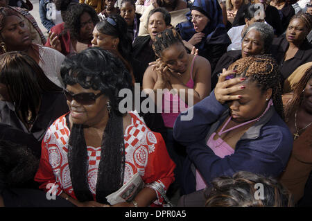 Le 20 décembre 2005 - Los Angeles, Californie, USA - Les femmes, certains chantant au service déjà en cours, attendre pour entrer dans le ''Stanley Tookie Williams Memorial'' à la Bethel A.M.E. Église de Los Angeles, CA., le mardi 20 décembre, 2005. Une foule de débordement de 1 500 sur les bancs et des centaines d'autres dans le stationnement de l'eulogie entendu par le Ministre Louis Farrakhan, le révérend Jesse Jackson a Banque D'Images