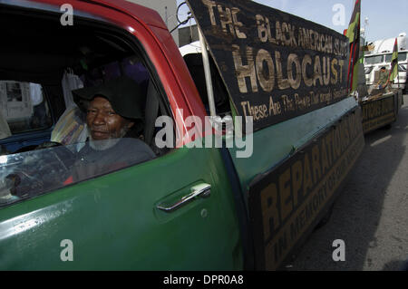 Le 20 décembre 2005 - Los Angeles, Californie, USA - M. Peuples et sa réparation pour esclavage billboard mobile mis en place à l'extérieur de la ''Stanley Tookie'' Williams memorial service au Béthel A.M.E. Église de Los Angeles le Mardi, Décembre 20, 2005. Une foule de débordement de 1 500 sur les bancs et des centaines d'autres dans le stationnement de l'eulogie entendu par le Ministre Louis Farrakhan, le révérend Jesse Jackson a Banque D'Images