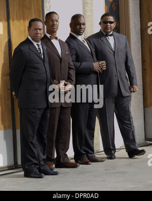 Le 20 décembre 2005 - Los Angeles, Californie, USA - gardiens de l'Église à des pairs au photographe de une zone sécurisée de l'aire de stationnement au cours de la ''Stanley Tookie'' Williams memorial service au Béthel A.M.E. Église de Los Angeles, CA., le mardi 20 décembre, 2005. Une foule de débordement de 1 500 sur les bancs et des centaines d'autres dans le stationnement de l'eulogie entendu par le Ministre Louis Farrakhan, Reveren Banque D'Images