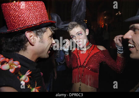 Le 31 décembre 2005 - Los Angeles, Californie, USA - Les fêtards ont une fin d'année de l'amusement à la mer de rêves ''Cirk-O-Six'' soirée du Nouvel An à Los Angeles, CA., le samedi, 31 décembre 2006. L'événement, qui a eu lieu à une ornate movie theater autrefois propriété de Charlie Chaplin, les numéros de cirque, vaudeville, burlesque et l'art de la performance (crédit Image : © Brian Cahn/ZUMAPRESS.com) Banque D'Images