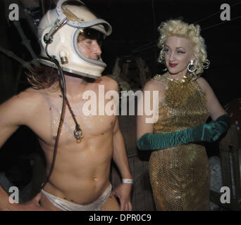 Le 31 décembre 2005 - Los Angeles, Californie, USA - Performers attendent leur tour sur scène à la mer de rêves ''Cirk-O-Six'' soirée du Nouvel An à Los Angeles, CA., le samedi, 31 décembre 2006. L'événement, qui a eu lieu à une ornate movie theater autrefois propriété de Charlie Chaplin, les numéros de cirque, vaudeville, burlesque et l'art de la performance (crédit Image : © Brian Cahn/ZUMAPRESS.com) Banque D'Images