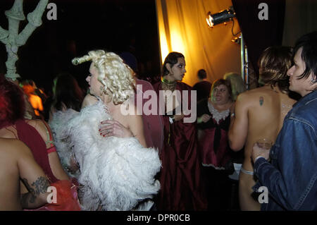 Le 31 décembre 2005 - Los Angeles, Californie, USA - Performers attendent leur tour sur scène à la mer de rêves ''Cirk-O-Six'' soirée du Nouvel An à Los Angeles, CA., le samedi, 31 décembre 2006. L'événement, qui a eu lieu à une ornate movie theater autrefois propriété de Charlie Chaplin, les numéros de cirque, vaudeville, burlesque et l'art de la performance (crédit Image : © Brian Cahn/ZUMAPRESS.com) Banque D'Images