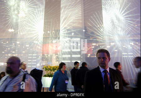 Janv. 05, 2006 - Los Angeles, Californie, USA - les cadres de l'automobile et les membres des médias note de la Volkswagen pièce lors d'une prévisualisation de la presse la plus grande Auto Show, au Convention Center de Los Angeles, CA., le mercredi 4 janvier 2006. (Crédit Image : © Brian Cahn/ZUMAPRESS.com) Banque D'Images