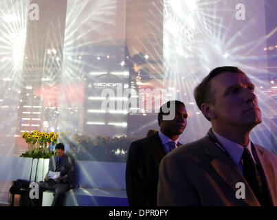 Janv. 05, 2006 - Los Angeles, Californie, USA - les cadres de l'automobile comme le montre la pièce Volkswagen est a fait ses débuts lors d'un aperçu de la presse la plus grande Auto Show, au Convention Center de Los Angeles, CA., le mercredi 4 janvier 2006. (Crédit Image : © Brian Cahn/ZUMAPRESS.com) Banque D'Images