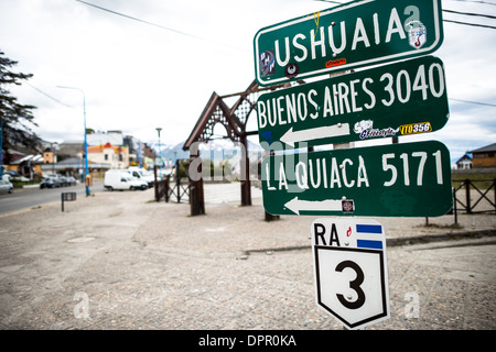 Ruta Nacional 3 panneau Ushuaia Argentina // USHUAIA, Argentina — le terminus sud de la route nationale Argentine 3 (Ruta Nacional 3) est marqué par ce panneau à Ushuaia, la ville la plus méridionale du monde. L'autoroute s'étend sur 3 045 kilomètres (1 892 miles) vers le nord de ce point en Terre de feu à Buenos Aires, la capitale de l'Argentine. Ushuaia, située sur les rives du canal Beagle, sert de porte d'entrée populaire pour les expéditions en Antarctique et le tourisme. La ville est souvent appelée « El fin del Mundo » (la fin du monde) en raison de sa position géographique. Banque D'Images