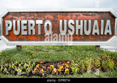 USHUAIA, Argentine - panneau pour Puerto Ushuaia (Port d'Ushuaia) sur le front de mer à Ushuaia, Argentine. Niché à l'extrémité sud de l'Amérique du Sud, Ushuaia est connue comme la ville la plus méridionale du monde. Surplombant le canal Beagle et entouré par les montagnes martiales enneigées, cet emplacement unique sert de passerelle vers l'Antarctique, attirant des aventuriers du monde entier. Banque D'Images