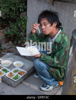 Beijing, Chine. 16 Oct, 2006. Un jeune Chinois bénéficie d'un déjeuner en plein air dans un parc à Pékin, capitale de la République populaire de Chine. © Arnold Drapkin/ZUMAPRESS.com/Alamy Live News Banque D'Images