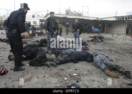 Dec 27, 2008 - La ville de Gaza, bande de Gaza - Un officier de la force de sécurité palestinienne du Hamas par rapport à d'autres qui ont été tués à l'emplacement d'un missile israélien grève au quartier général de la sécurité dans la ville de Gaza, samedi, 27 décembre 2008. L'aviation israélienne de représailles pour des tirs de roquettes de la bande de Gaza pilonné des douzaines de composés de sécurité à travers le territoire gouverné par le Hamas dans les vagues sans précédent Banque D'Images