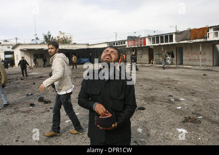Dec 27, 2008 - La ville de Gaza, bande de Gaza - officier des forces de sécurité palestinienne du Hamas réagit à l'emplacement d'un missile israélien grève au quartier général de la sécurité dans la ville de Gaza, samedi, 27 décembre 2008. L'aviation israélienne de représailles pour des tirs de roquettes de la bande de Gaza pilonné des douzaines de composés de sécurité à travers le territoire gouverné par le Hamas dans les vagues sans précédent d'attaques aériennes Samedi, Banque D'Images