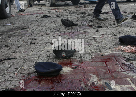 Dec 27, 2008 - La ville de Gaza, bande de Gaza - Gory demeure de tué des agents de force de sécurité palestinienne du Hamas sur l'emplacement d'un missile israélien au quartier général de la sécurité dans la ville de Gaza, samedi, 27 décembre 2008. L'aviation israélienne de représailles pour des tirs de roquettes de la bande de Gaza pilonné des douzaines de composés de sécurité à travers le territoire gouverné par le Hamas dans les vagues sans précédent d'air Banque D'Images
