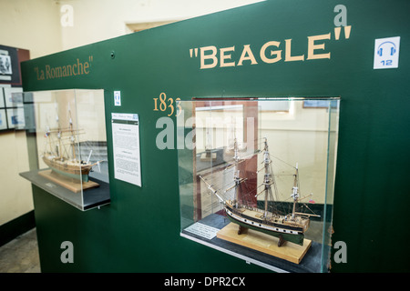 HMS Beagle Model maritime Museum Ushuaia Argentina // USHUAIA, Argentina — Une maquette détaillée du HMS Beagle, le navire de la Royal Navy britannique célèbre pour avoir transporté Charles Darwin au cours de son voyage scientifique crucial, est exposée au Musée maritime d'Ushuaia. Le navire, qui a exploré la région dans les années 1830, a donné son nom au canal Beagle, la voie navigable vitale reliant Ushuaia à l'océan Austral et aux eaux antarctiques. Banque D'Images