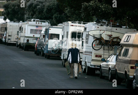 Apr 01, 2009 - Venise, California, USA - La mauvaise économie a entraîné un gonflement de la population vivant dans les campeurs et les voitures garées dans les rues de Venice Beach, en Californie. Il y a des gens qui vivent dans les véhicules récréatifs et les campeurs ici depuis de nombreuses années, mais l'augmentation du nombre des dernières années ont provoqué le conseiller municipal Bill Rosendahl de participer parce que certains résidents sont complainin Venise Banque D'Images