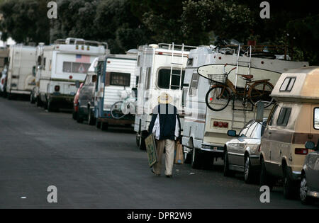 Apr 01, 2009 - Venise, California, USA - La mauvaise économie a entraîné un gonflement de la population vivant dans les campeurs et les voitures garées dans les rues de Venice Beach, en Californie. Il y a des gens qui vivent dans les véhicules récréatifs et les campeurs ici depuis de nombreuses années, mais l'augmentation du nombre des dernières années ont provoqué le conseiller municipal Bill Rosendahl de participer parce que certains résidents sont complainin Venise Banque D'Images