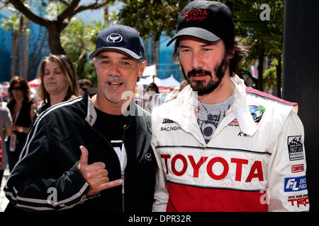 21 avr 2009 - Long Beach, Californie, USA - artiste Wyland, qui sera un tableau géant une masse sur le toit de la Long Beach Arena en arrière-plan pour le jour de la Terre, et poser pour les photographes de Keanu Reeves sur jour admissible pour la Toyota Pro/Celebrity Race 17 avril 2009. Wyland peint aussi l'océan extérieur scène qui couvre l'extérieur de l'arène. (Crédit Image : © Jona Banque D'Images
