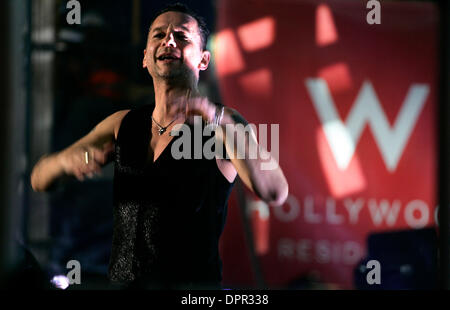 Apr 23, 2009 - Hollywood, Californie, USA - Depeche Mode chanteur Dave Gahan lors d'un concert live sur Hollywood Boulevard en face de la W Hollywood projet Résidences à Hollywood. La performance a été diffusée sur Jimmy Kimmel Live et Hollywood Boulevard a été fermée pendant plus de 24 heures (crédit Image : © Jonathan Alcorn/ZUMA Press) Banque D'Images