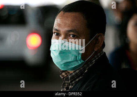 Apr 28, 2009 - Los Angeles, Californie, USA - un voyageur arrive au Terminal Bradley à l'Aéroport International de Los Angeles (LAX) portant un masque le 28 avril 2009 à Los Angeles, Californie. Onze cas de grippe porcine ont été confirmés en Californie, mais sans décès. (Crédit Image : © Jonathan Alcorn/ZUMA Press) Banque D'Images