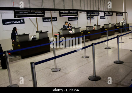 Apr 28, 2009 - Los Angeles, Californie, USA - Le comptoir des billets Mexicana Airlines est déserte à Bradley Terminal de l'Aéroport International de Los Angeles (LAX) Le 28 avril 2009 à Los Angeles, Californie. Onze cas de grippe porcine ont été confirmés en Californie, mais sans décès. (Crédit Image : © Jonathan Alcorn/ZUMA Press) Banque D'Images